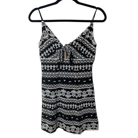 Alice & Olivia Roe Embroidered Fit Flare Mini Dress Tie Front Detail SZ 6 EUC - Picture 2 of 11